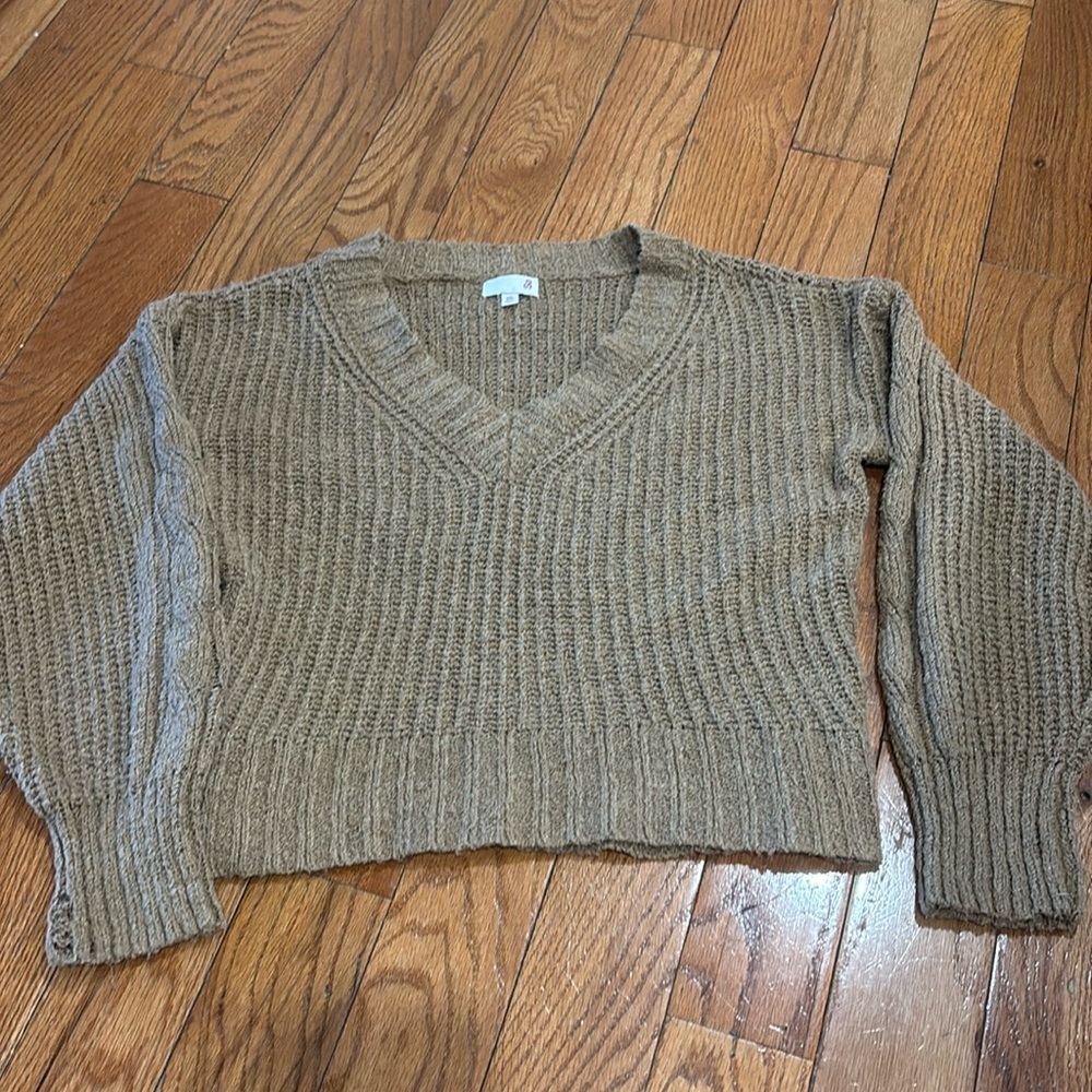XS woman’s brown SO pullover V neck crop top sweater- very soft and warm